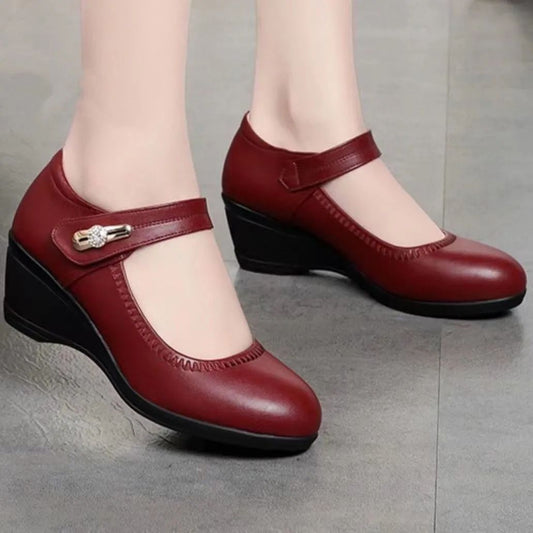 Soft leather shoes with heels and a soft, non-slip sole, ideal for mom.